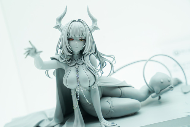 ドキッとする夏衣装から涼やかなドレスまで、「ワンフェス」に猛暑を吹き飛ばす『アズレン』『ブルアカ』美女フィギュアが集結【WF2025夏】