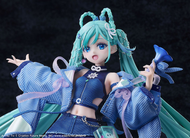 満天の星空の下で歌う「初音ミク」が綺麗！イラストレーター・Tiv氏が描いた「マジミラ2025」メインビジュアルを立体化