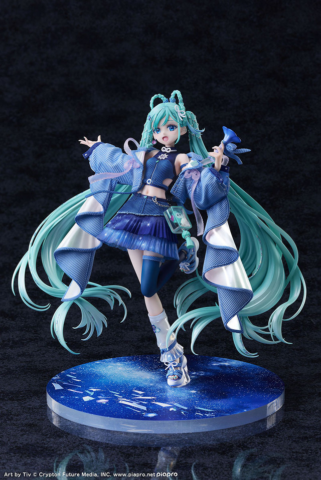 満天の星空の下で歌う「初音ミク」が綺麗！イラストレーター・Tiv氏が描いた「マジミラ2025」メインビジュアルを立体化