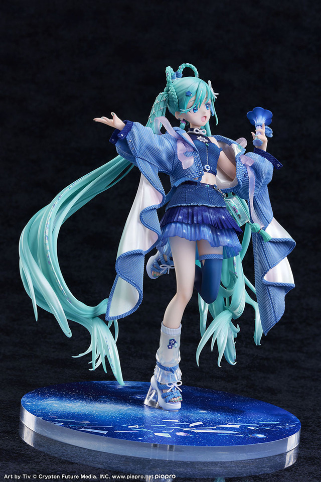 満天の星空の下で歌う「初音ミク」が綺麗！イラストレーター・Tiv氏が描いた「マジミラ2025」メインビジュアルを立体化