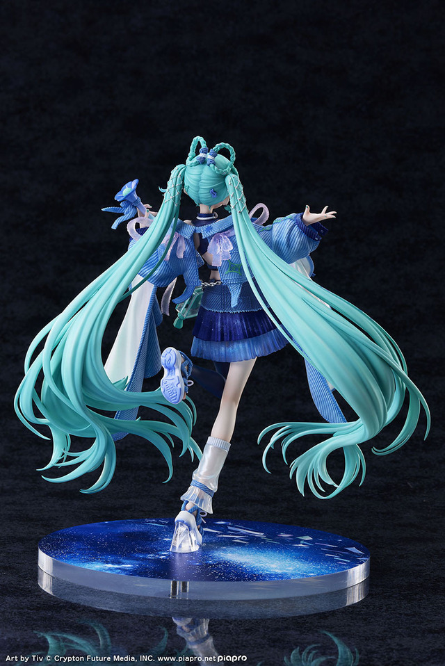 満天の星空の下で歌う「初音ミク」が綺麗！イラストレーター・Tiv氏が描いた「マジミラ2025」メインビジュアルを立体化