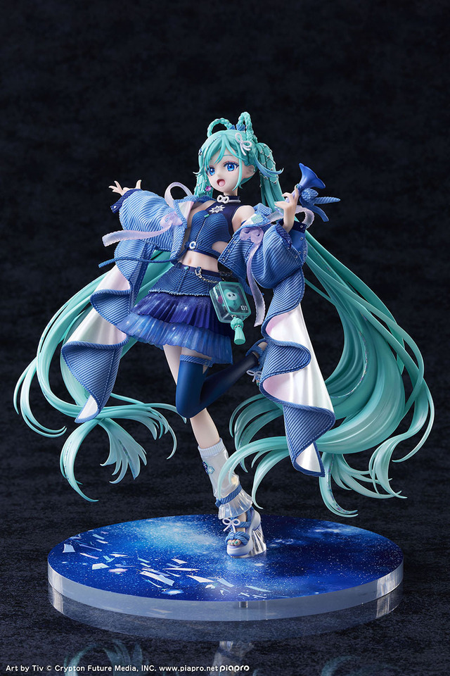 満天の星空の下で歌う「初音ミク」が綺麗！イラストレーター・Tiv氏が描いた「マジミラ2025」メインビジュアルを立体化