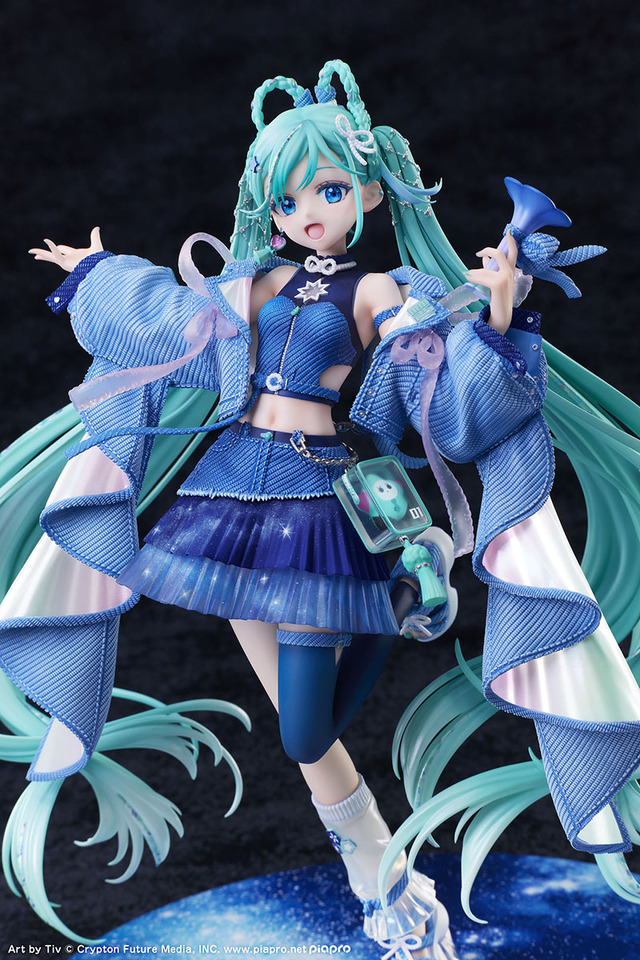 満天の星空の下で歌う「初音ミク」が綺麗！イラストレーター・Tiv氏が描いた「マジミラ2025」メインビジュアルを立体化