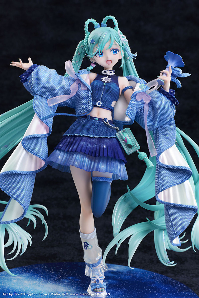 満天の星空の下で歌う「初音ミク」が綺麗！イラストレーター・Tiv氏が描いた「マジミラ2025」メインビジュアルを立体化