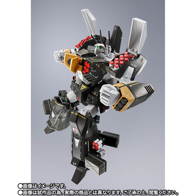 幻のアーマードが特別仕様カラーリングに！「マクロス」より「DX超合金 VF-1S アーマードバルキリー（ロイ・フォッカースペシャル）」が商品化