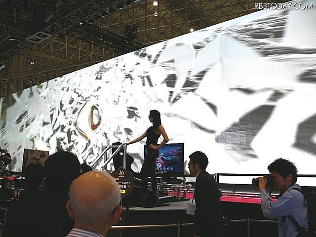 巨大な3D LEDディスプレイが設置されているソニーブースのメインステージ 巨大な3D LEDディスプレイが設置されているソニーブースのメインステージ