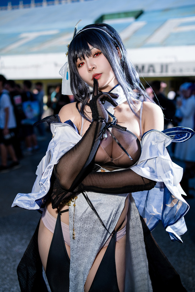 鎮海『アズールレーン』／鶴葵（X：@tsuru_Cosplay、Instagram：tsuru_cos_aoi）【台湾】