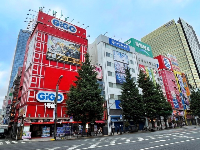 「GiGO 秋葉原1号館」33年の歴史に幕。“アキバ”の赤いランドマークがファンに見守られ、ついに営業最終日
