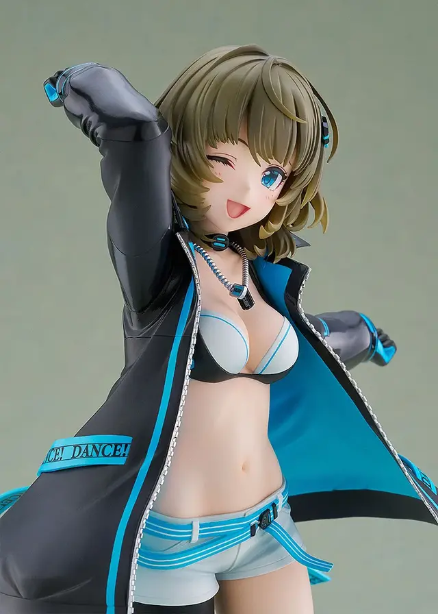 ジャケットの下には大胆なダンス衣装!『デレマス』より「高垣楓」1/7スケールフィギュアが予約受付開始ーブラックライトを当てることで青く発光