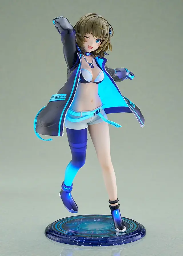 ジャケットの下には大胆なダンス衣装!『デレマス』より「高垣楓」1/7スケールフィギュアが予約受付開始ーブラックライトを当てることで青く発光