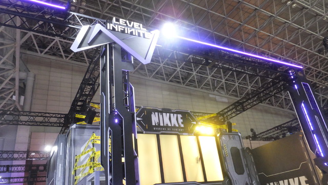 コスプレイヤーがズラリと並ぶ『勝利の女神：NIKKE』“リアル10連ガチャ”今年もTGSで出展
