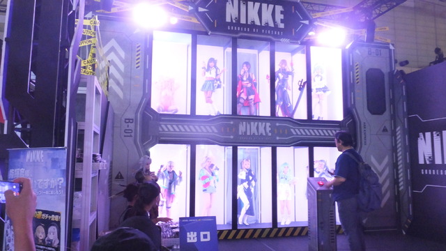 コスプレイヤーがズラリと並ぶ『勝利の女神：NIKKE』“リアル10連ガチャ”今年もTGSで出展