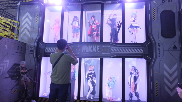 コスプレイヤーがズラリと並ぶ『勝利の女神：NIKKE』“リアル10連ガチャ”今年もTGSで出展