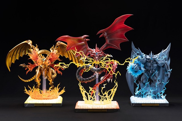 『遊戯王』ラー、オシリス、オベリスクの三幻神が究極の姿で降臨！エフェクトパーツやライトアップ機能搭載専用台座、記憶石版リモコンがセットで商品化