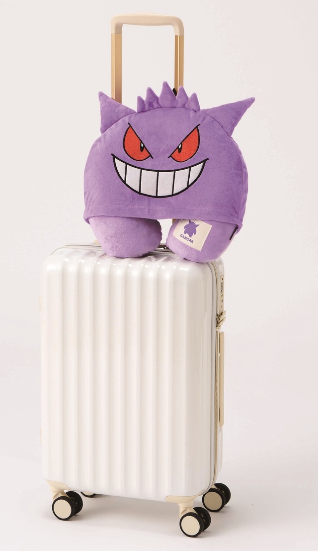 『ポケモン』ゲンガーになりきりながら快適に過ごせる！フード付ネックピローほか、ピカチュウのスーツケースベルトなどトラベルグッズが発売