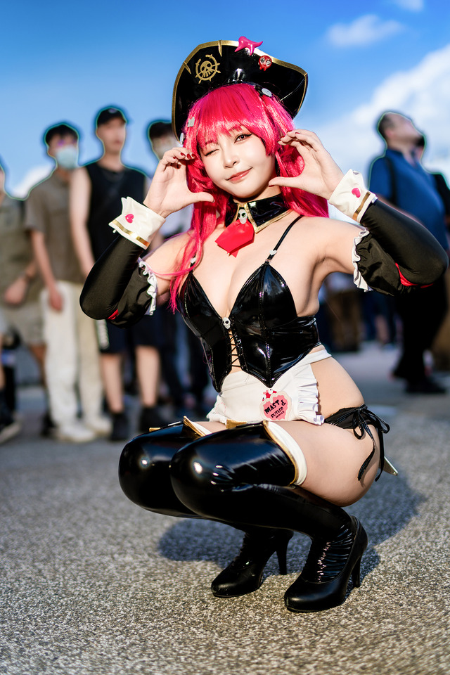 マスト：ロマンチックメイド『勝利の女神:NIKKE』／鶴葵（X：@tsuru_Cosplay、Instagram：tsuru_cos_aoi）
