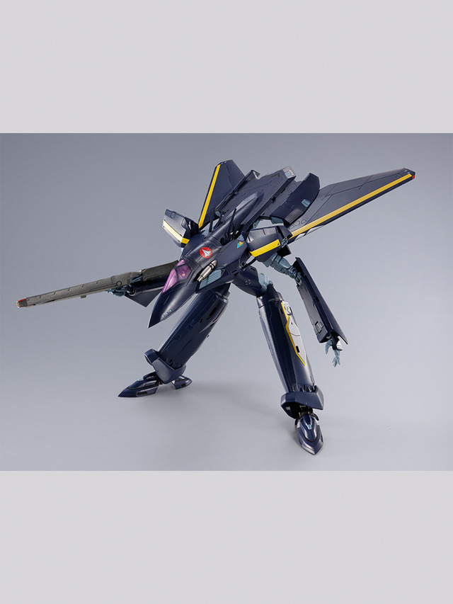 「マクロス7」ガムリン木崎が駆る「ステルスバルキリー」をDX超合金で立体化！ステルス性重視の機体形状、ファイター形態での薄さを再現