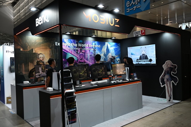 東京ゲームショウ 2025のBenQブースはゲームアートスタイルを鮮明に映し出す最新ゲーミングモニターが主役！猫麦とろろさんのスタイリッシュなパネルもお出迎え【TGS2025】
