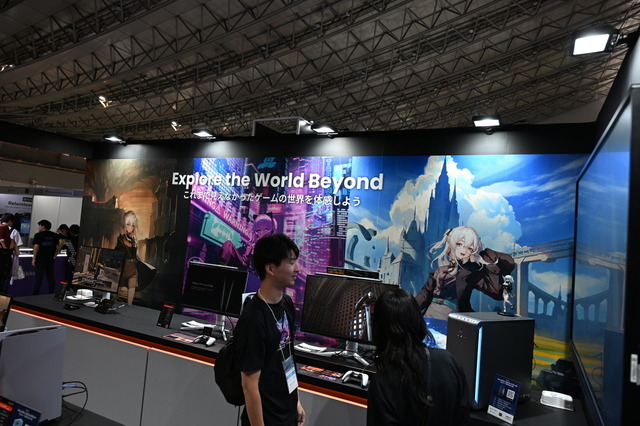 東京ゲームショウ 2025のBenQブースはゲームアートスタイルを鮮明に映し出す最新ゲーミングモニターが主役！猫麦とろろさんのスタイリッシュなパネルもお出迎え【TGS2025】