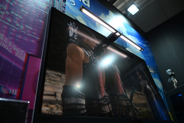 東京ゲームショウ 2025のBenQブースはゲームアートスタイルを鮮明に映し出す最新ゲーミングモニターが主役！猫麦とろろさんのスタイリッシュなパネルもお出迎え【TGS2025】
