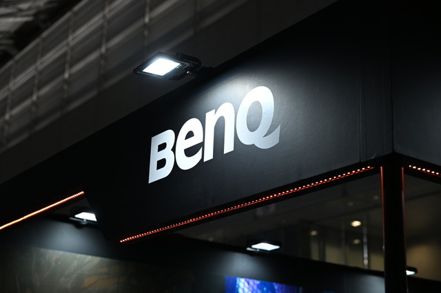 東京ゲームショウ 2025のBenQブースはゲームアートスタイルを鮮明に映し出す最新ゲーミングモニターが主役！猫麦とろろさんのスタイリッシュなパネルもお出迎え【TGS2025】
