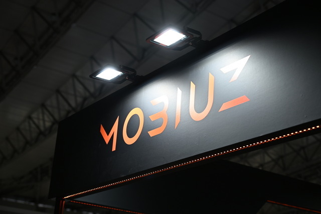 東京ゲームショウ 2025のBenQブースはゲームアートスタイルを鮮明に映し出す最新ゲーミングモニターが主役！猫麦とろろさんのスタイリッシュなパネルもお出迎え【TGS2025】