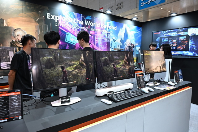 東京ゲームショウ 2025のBenQブースはゲームアートスタイルを鮮明に映し出す最新ゲーミングモニターが主役！猫麦とろろさんのスタイリッシュなパネルもお出迎え【TGS2025】