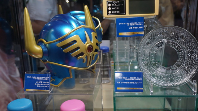 メタリックブルーに輝く「ロトの兜」がクール！「ドラクエ ふくびき所スペシャル ～ロトの伝説ふたたび編～」発売決定【TGS2025】
