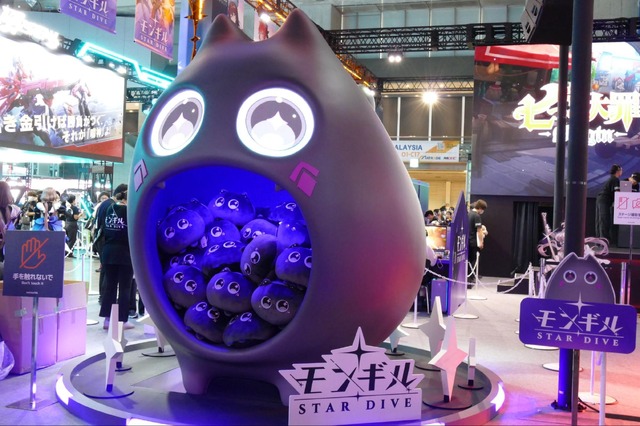 ネットマーブル新作アクションRPG『モンギル：STAR DIVE』ブースは魅力満載！巨大ニャンコやコスプレ、豊富なノベルティがお出迎え