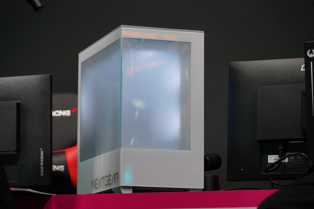 NEXTGEAR新製品発表で開発中の変わり種ケースにびっくり。スモークとクリアを切り替えられるピラーレス―お得な期間限定クーポンも配布中【TGS2025】