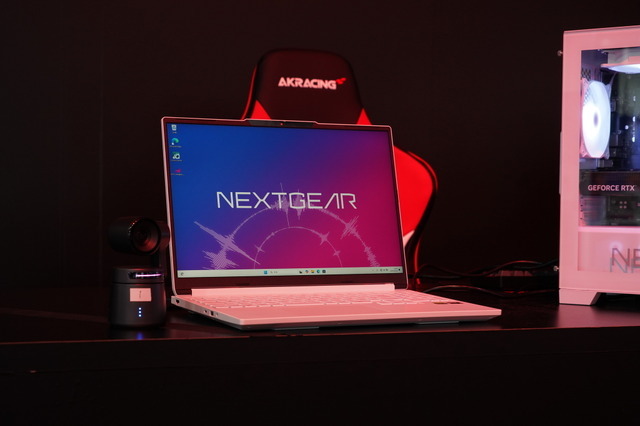NEXTGEAR新製品発表で開発中の変わり種ケースにびっくり。スモークとクリアを切り替えられるピラーレス―お得な期間限定クーポンも配布中【TGS2025】
