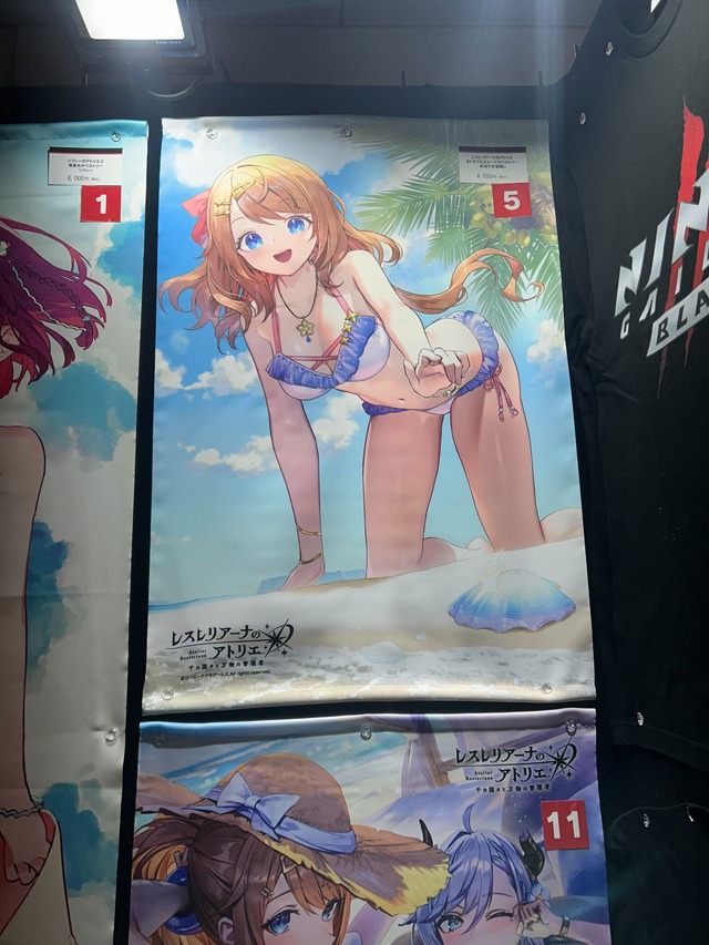 どこを見ても目を奪われる…！『アトリエ』シリーズ『DOAXVV』『NIKKE』の妖艶タペストリーなど―魅力的な物販ブースレポ【TGS2025】