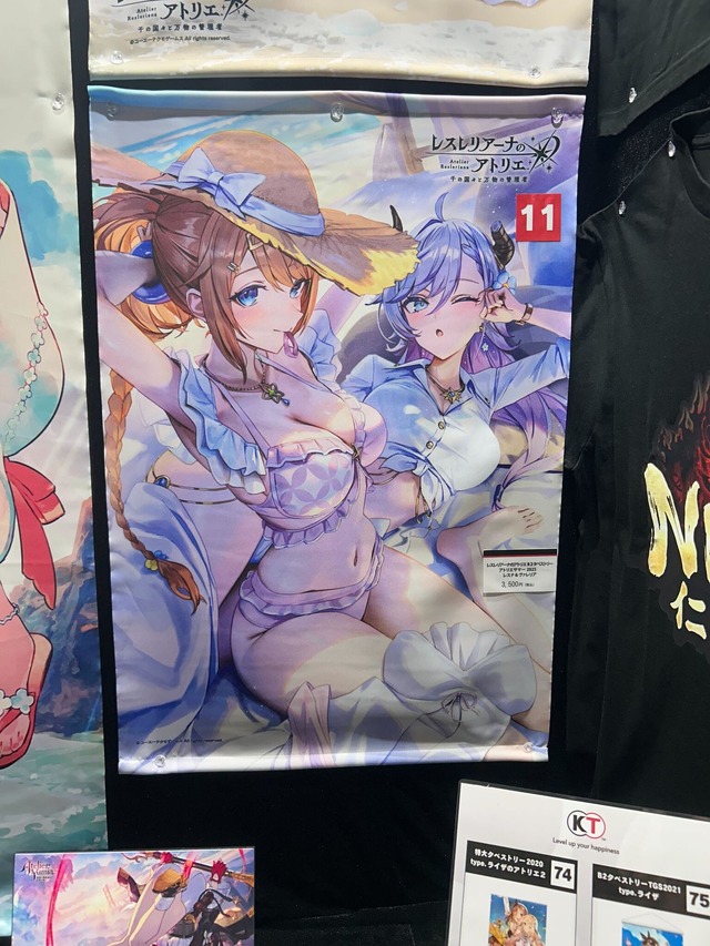 どこを見ても目を奪われる…！『アトリエ』シリーズ『DOAXVV』『NIKKE』の妖艶タペストリーなど―魅力的な物販ブースレポ【TGS2025】