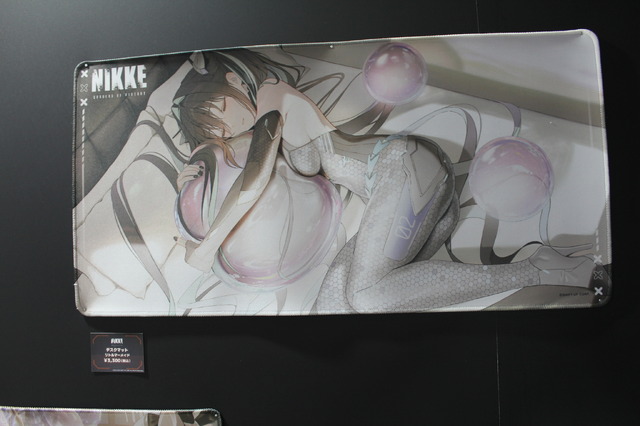 どこを見ても目を奪われる…！『アトリエ』シリーズ『DOAXVV』『NIKKE』の妖艶タペストリーなど―魅力的な物販ブースレポ【TGS2025】