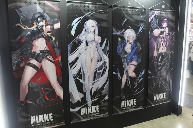 どこを見ても目を奪われる…！『アトリエ』シリーズ『DOAXVV』『NIKKE』の妖艶タペストリーなど―魅力的な物販ブースレポ【TGS2025】