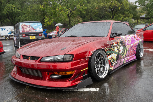 人気VTuberにウマ娘、初音ミクまで！雨にも負けなかった痛車＆痛バイクを取材【第九回 天下無双 東西最強痛車決戦 フォトレポ】