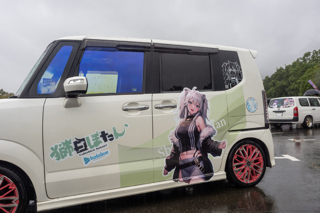 常闇トワ様の「マツダ3」に輪堂千速のヤマハバイクも！岐阜に集まったホロライブの痛車・痛バイクまとめ【第九回 天下無双 東西最強痛車決戦 フォトレポ】