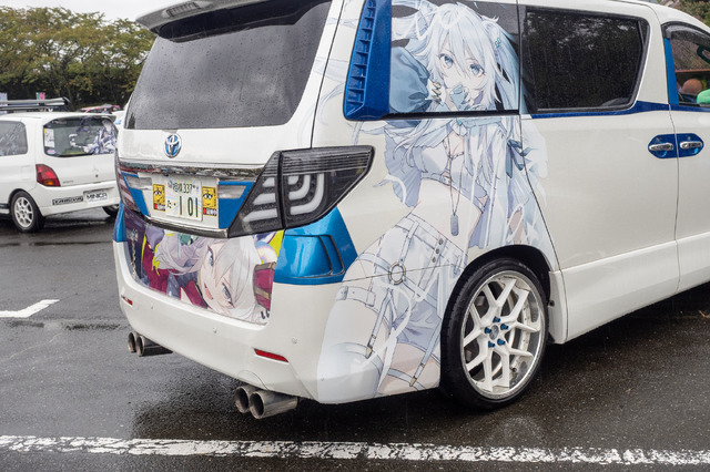 常闇トワ様の「マツダ3」に輪堂千速のヤマハバイクも！岐阜に集まったホロライブの痛車・痛バイクまとめ【第九回 天下無双 東西最強痛車決戦 フォトレポ】