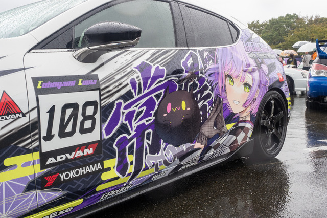 常闇トワ様の「マツダ3」に輪堂千速のヤマハバイクも！岐阜に集まったホロライブの痛車・痛バイクまとめ【第九回 天下無双 東西最強痛車決戦 フォトレポ】