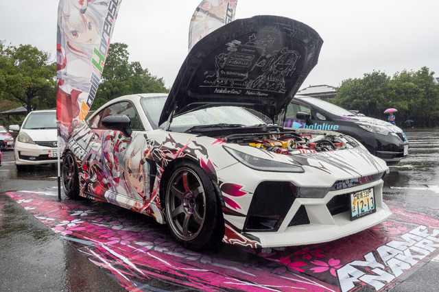 常闇トワ様の「マツダ3」に輪堂千速のヤマハバイクも！岐阜に集まったホロライブの痛車・痛バイクまとめ【第九回 天下無双 東西最強痛車決戦 フォトレポ】