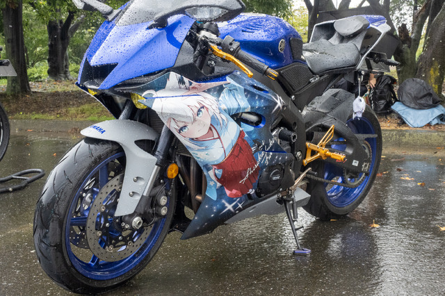 常闇トワ様の「マツダ3」に輪堂千速のヤマハバイクも！岐阜に集まったホロライブの痛車・痛バイクまとめ【第九回 天下無双 東西最強痛車決戦 フォトレポ】