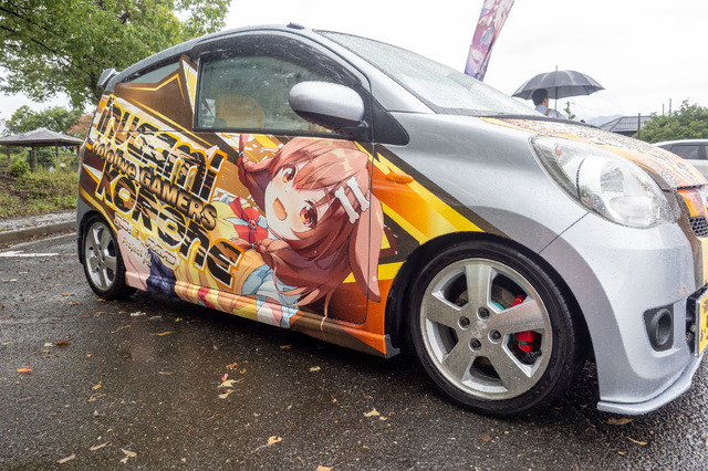 常闇トワ様の「マツダ3」に輪堂千速のヤマハバイクも！岐阜に集まったホロライブの痛車・痛バイクまとめ【第九回 天下無双 東西最強痛車決戦 フォトレポ】