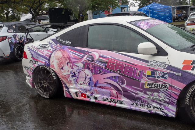 「あおぎり高校」に、Crazy Raccoon所属の人気VTuberまで！水もしたたる痛車まとめ【第九回 天下無双 東西最強痛車決戦 フォトレポ】