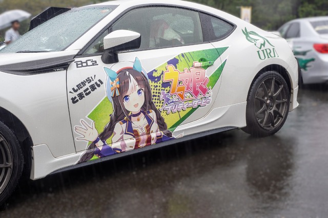 『ウマ娘』の痛車が集結！雨に負けない躍動感を放つ【第九回 天下無双 東西最強痛車決戦 フォトレポ】