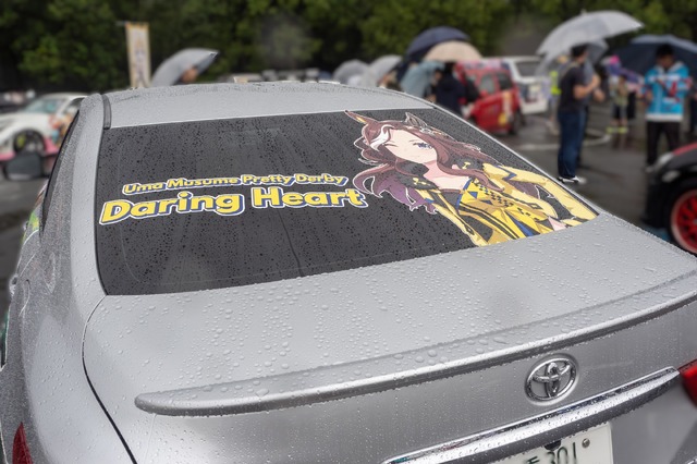『ウマ娘』の痛車が集結！雨に負けない躍動感を放つ【第九回 天下無双 東西最強痛車決戦 フォトレポ】