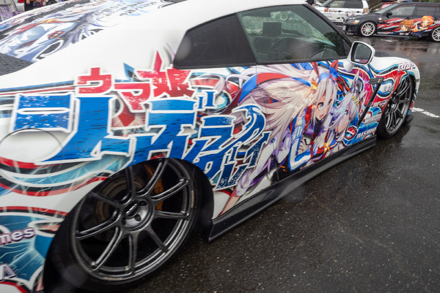 『ウマ娘』の痛車が集結！雨に負けない躍動感を放つ【第九回 天下無双 東西最強痛車決戦 フォトレポ】