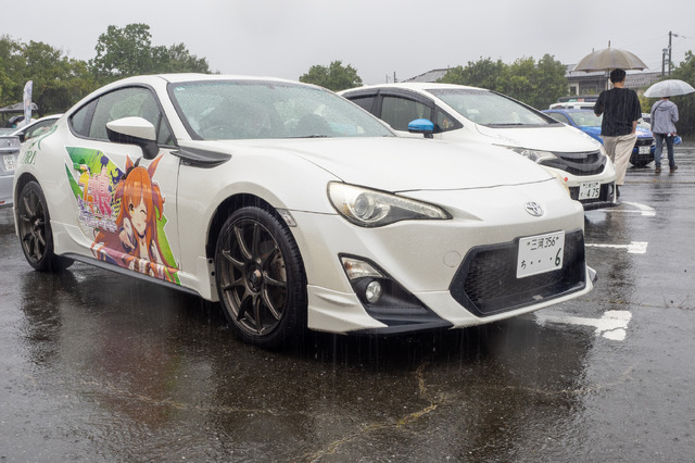 『ウマ娘』の痛車が集結！雨に負けない躍動感を放つ【第九回 天下無双 東西最強痛車決戦 フォトレポ】