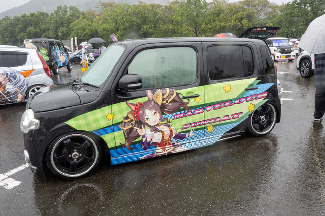 『ウマ娘』の痛車が集結！雨に負けない躍動感を放つ【第九回 天下無双 東西最強痛車決戦 フォトレポ】
