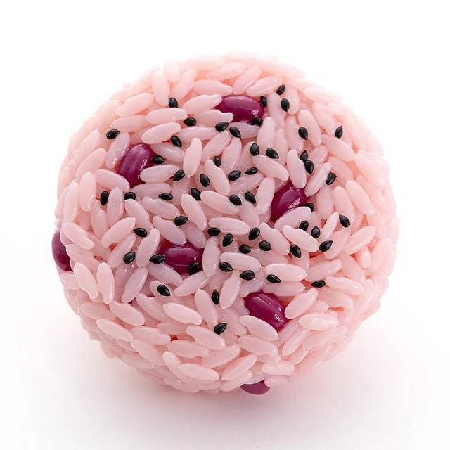 パーツ総数“1776”は目眩がしそう！「赤飯おにぎり」米、小豆、ゴマで組み立てるプラモデルに