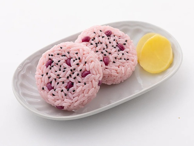 パーツ総数“1776”は目眩がしそう！「赤飯おにぎり」米、小豆、ゴマで組み立てるプラモデルに